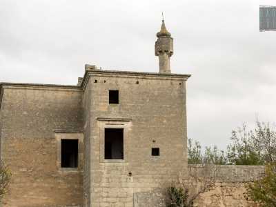 A rompere per� la semplicit� dell�architettura � una torretta merlata che spunta sul terrazzo...